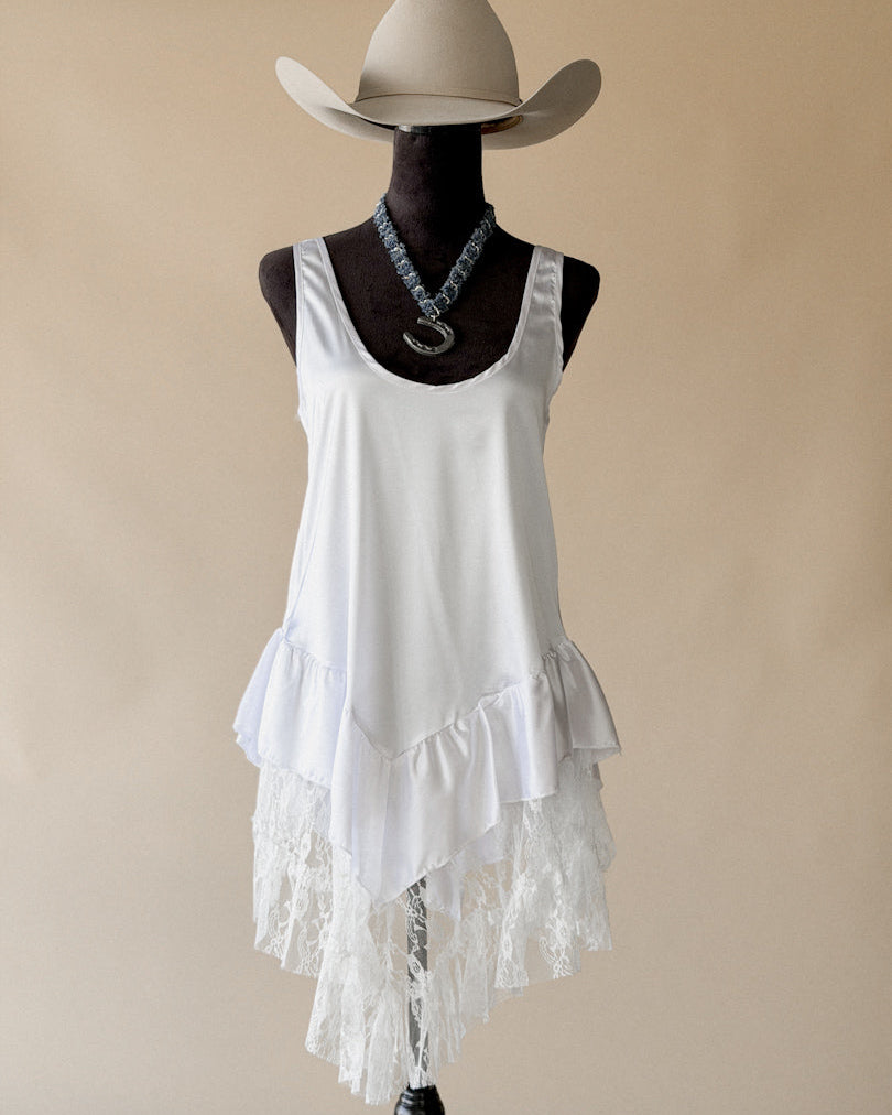 White western boho dress with lace hem, layered necklace, and beige cowboy hat on mannequin