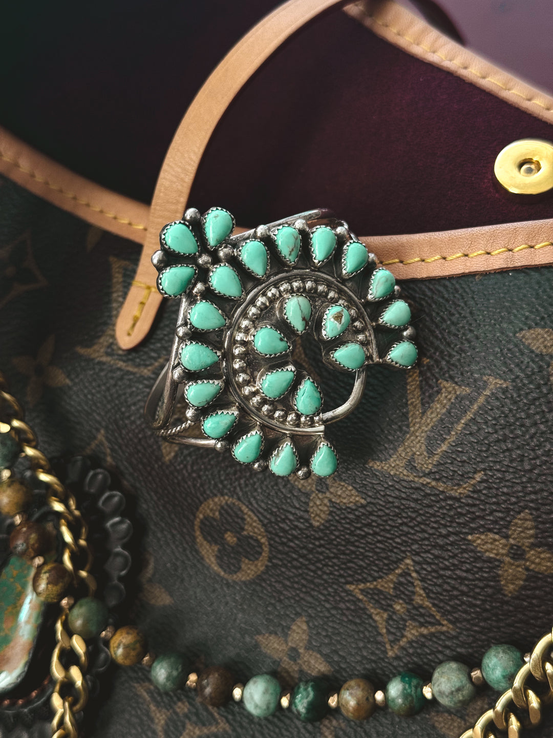 Auténtico brazalete Naja turquesa Kingman de EJA