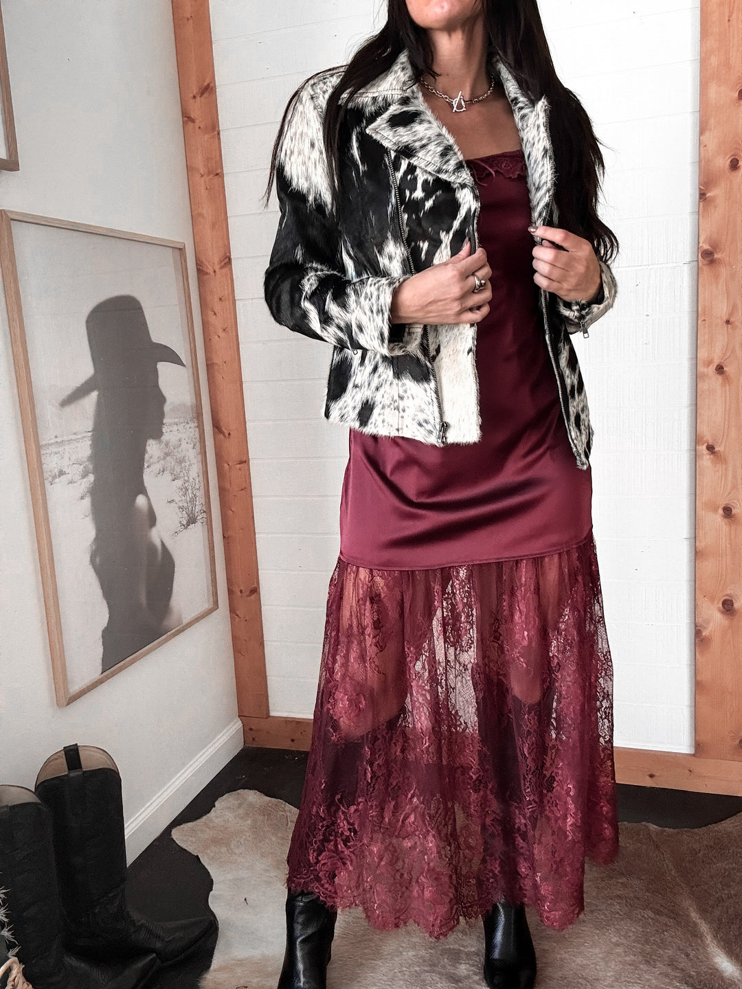 Vestido longo de renda e cetim bordô