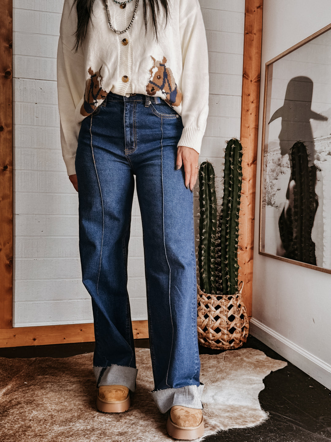 Calça jeans larga com cintura alta e bainha dobrada - lavagem escura