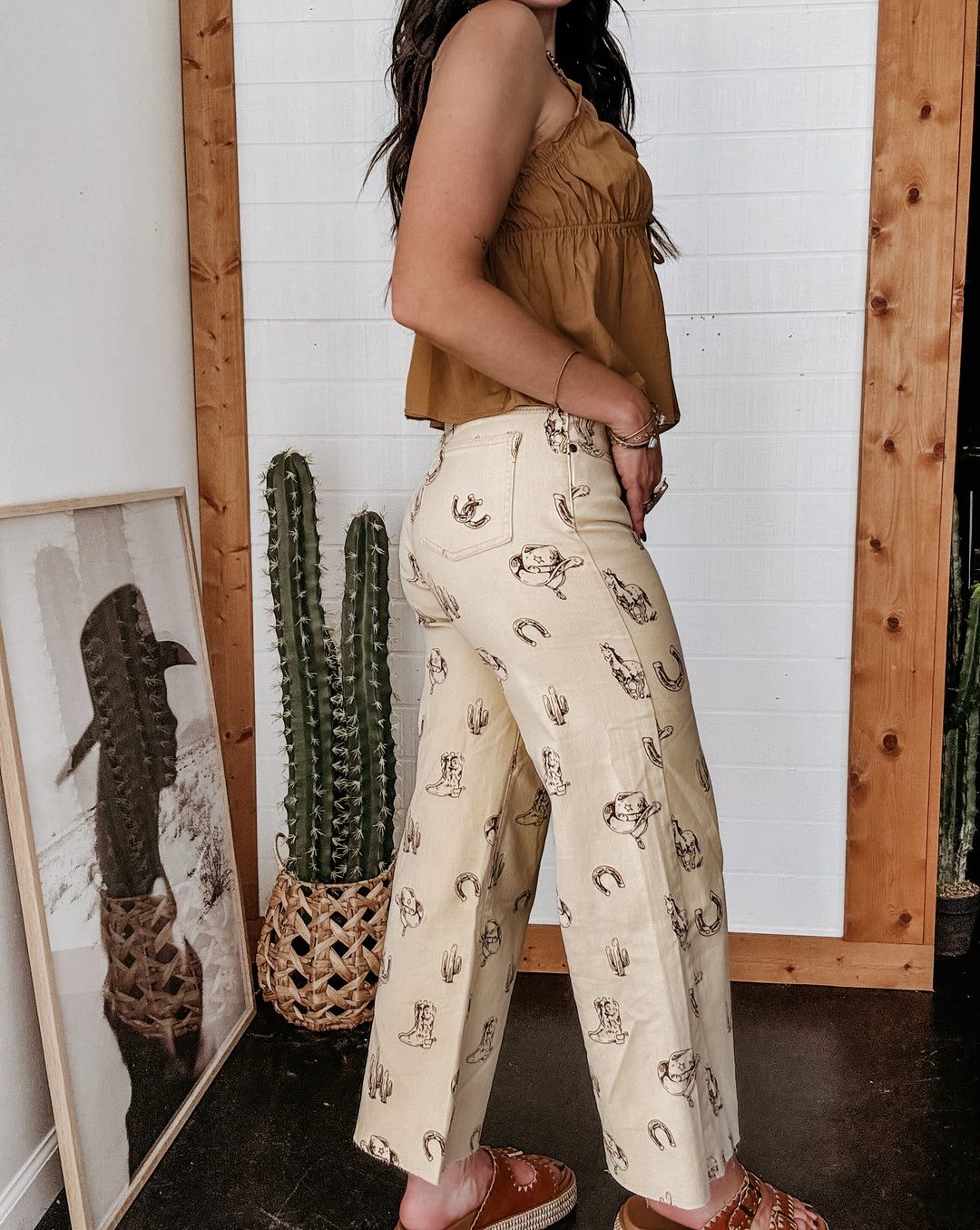 Calças largas com estampa Western Sketch – Sarja creme