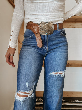 Calça jeans rasgada com perna larga e cintura alta