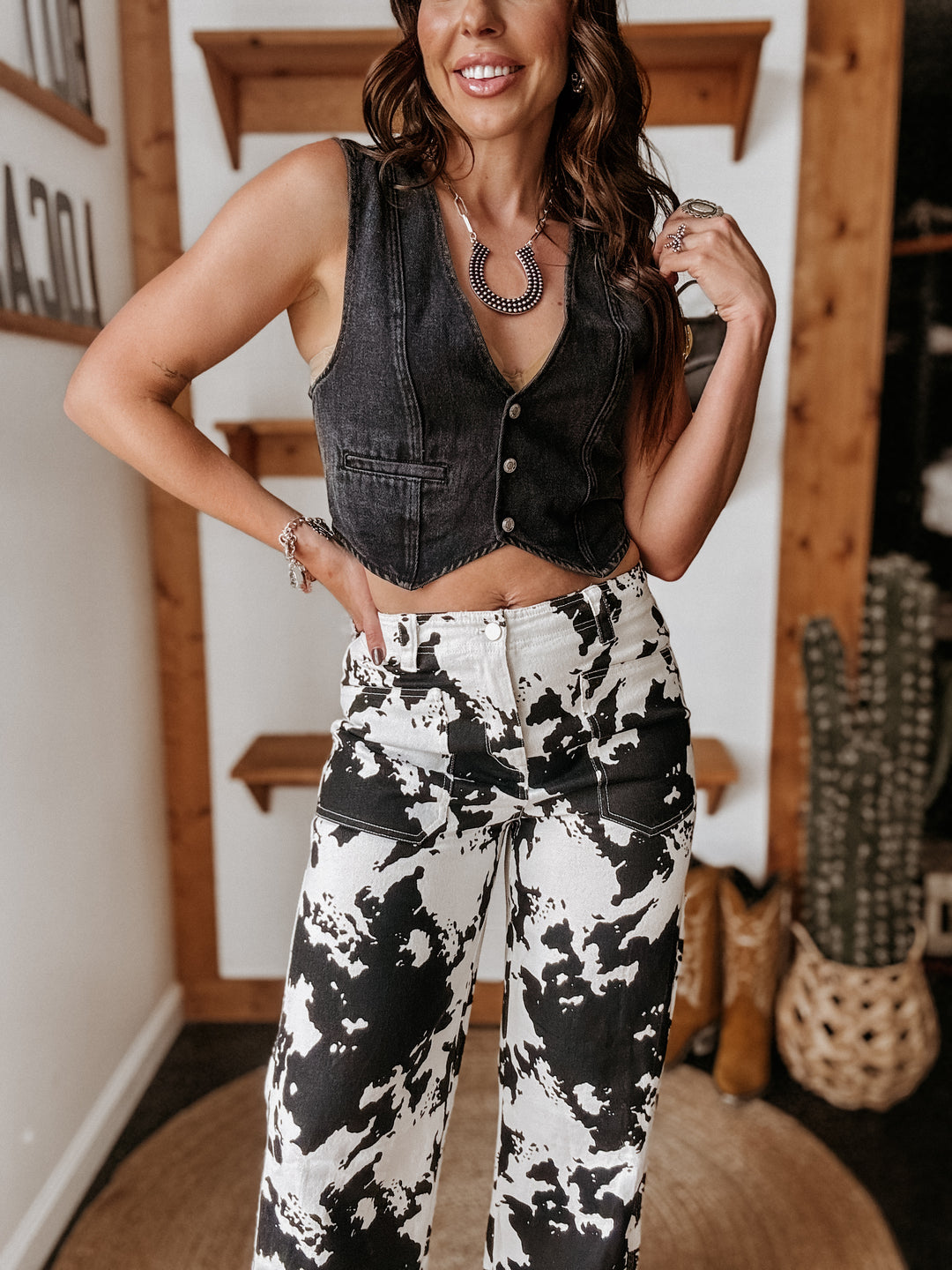 Calça preta com estampa de vaca