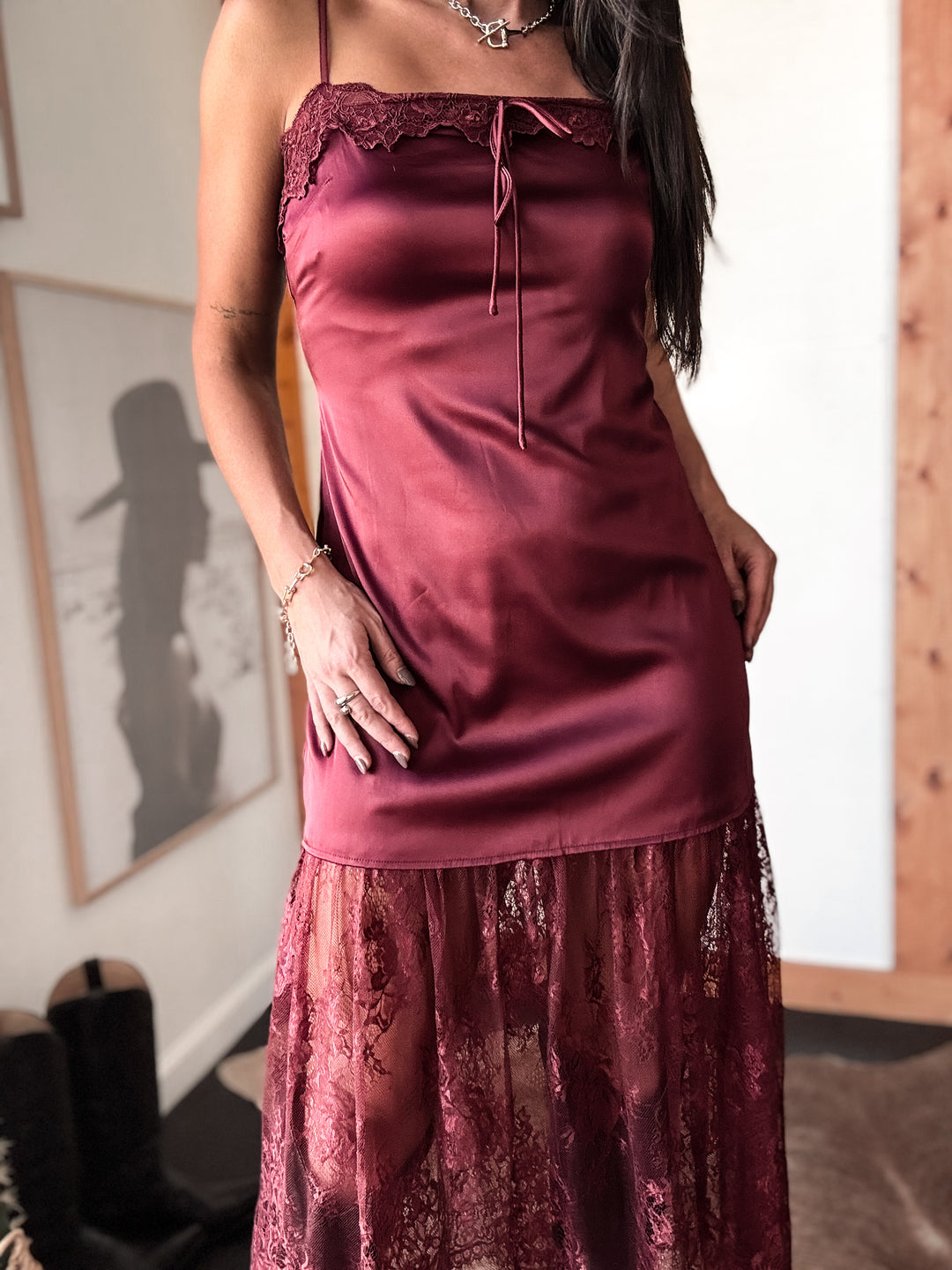 Vestido longo de renda e cetim bordô