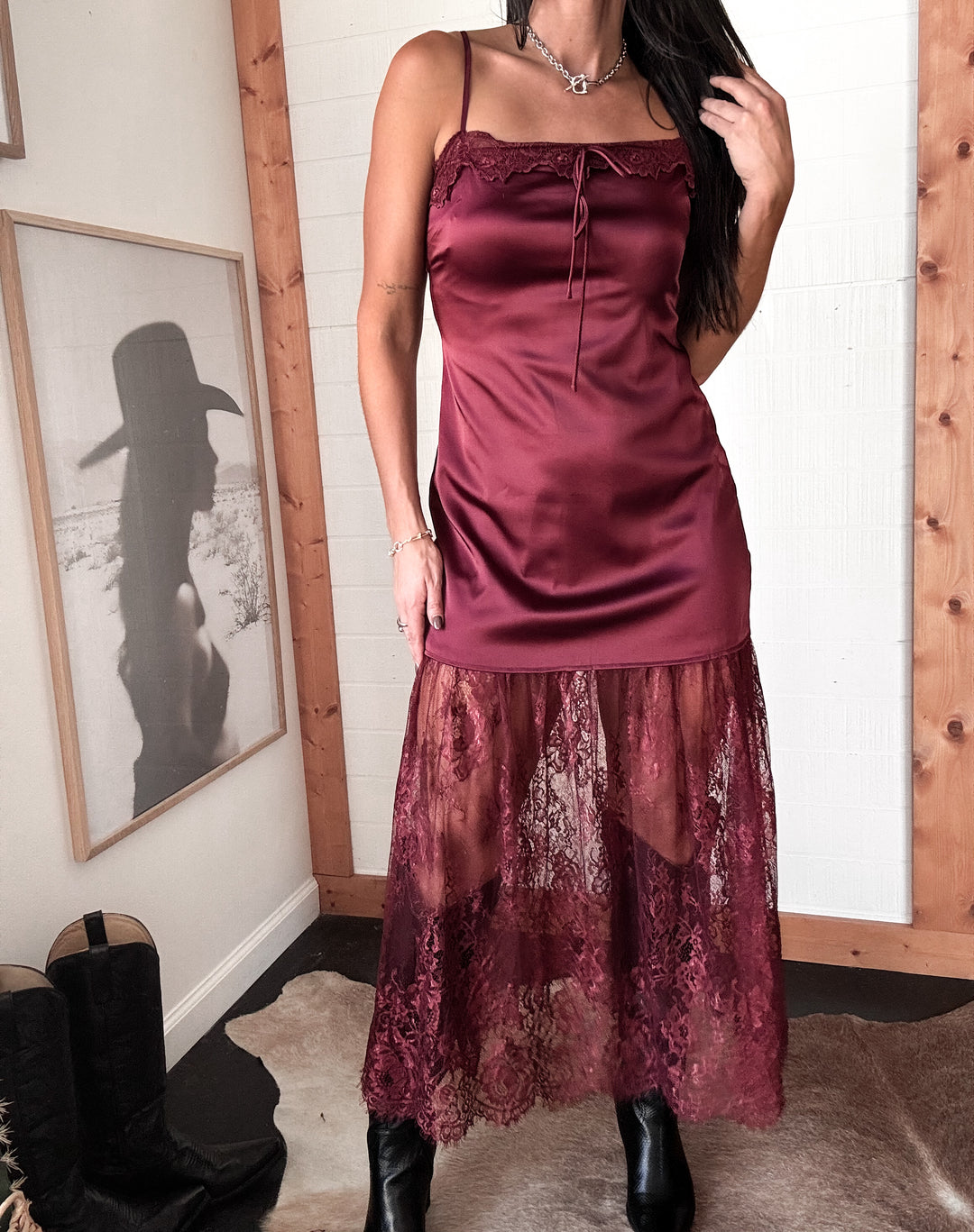 Vestido longo de renda e cetim bordô