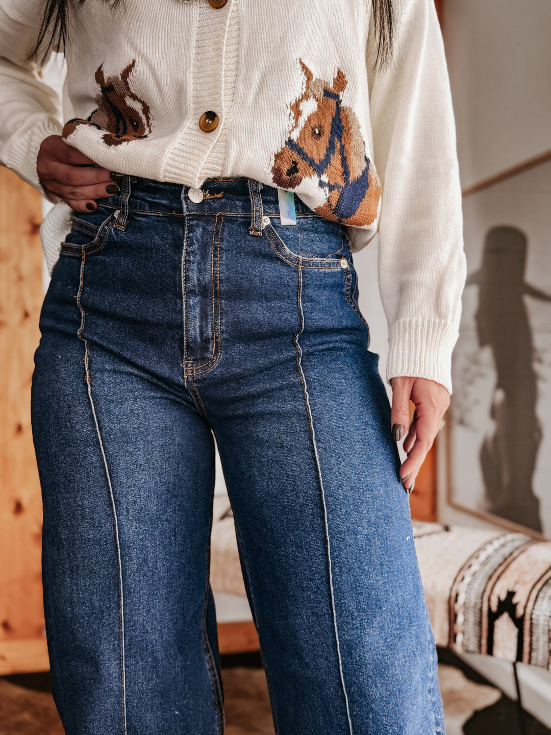 Calça jeans larga com cintura alta e bainha dobrada - lavagem escura