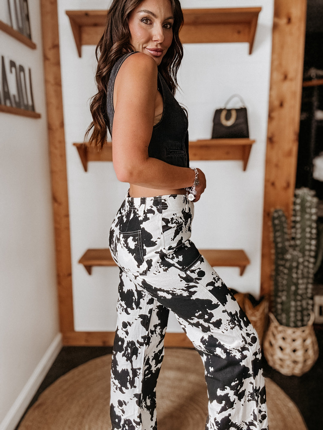 Calça preta com estampa de vaca