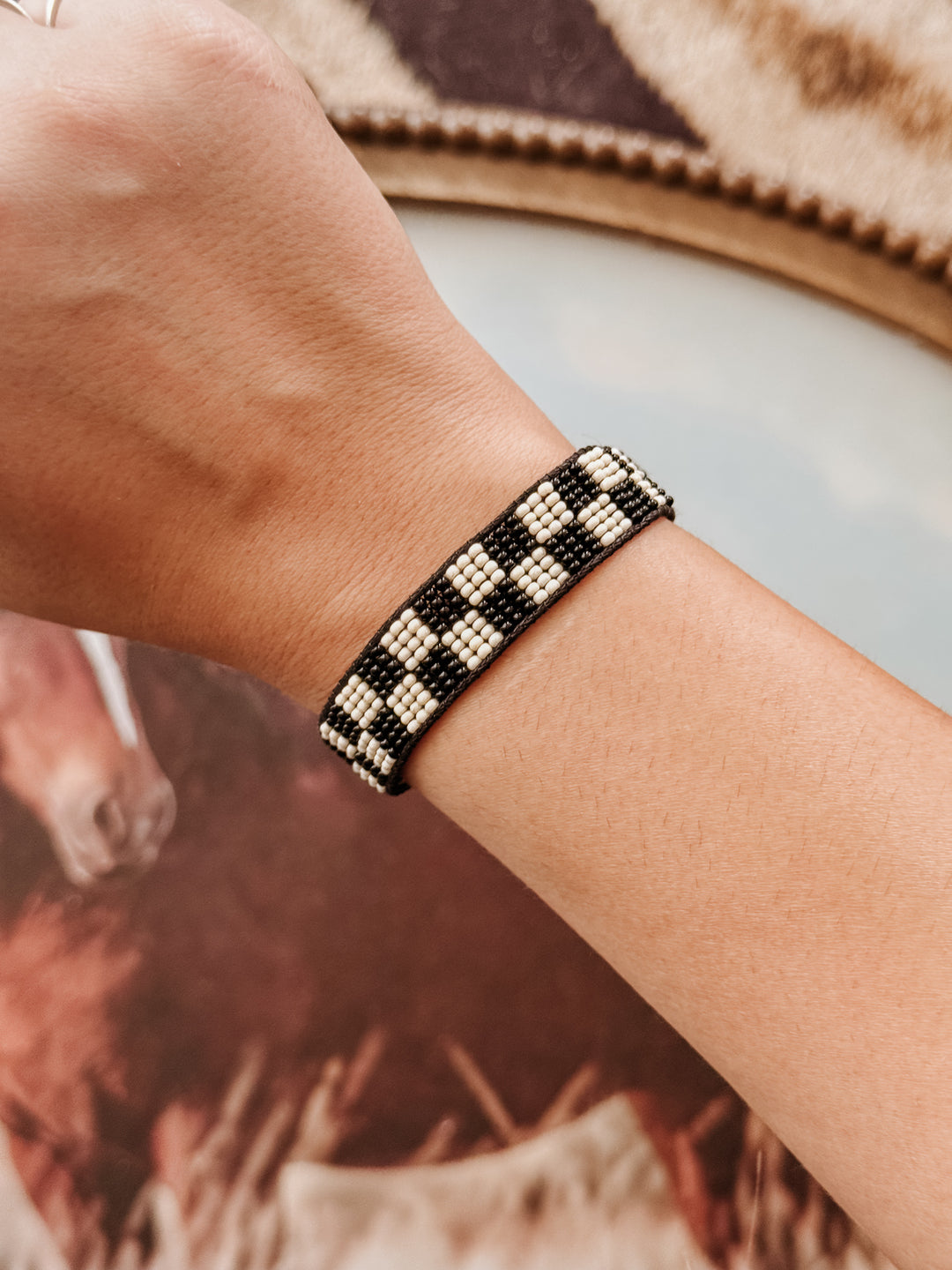 Pulseira de miçangas xadrez marrom