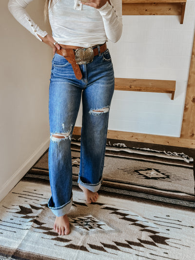 Calça jeans rasgada com perna larga e cintura alta