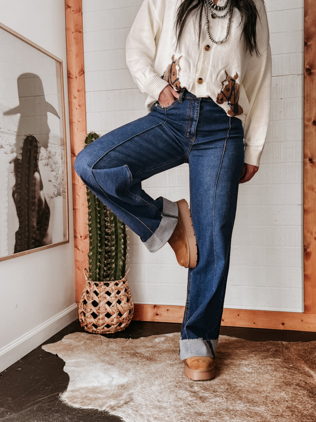 Calça jeans larga com cintura alta e bainha dobrada - lavagem escura