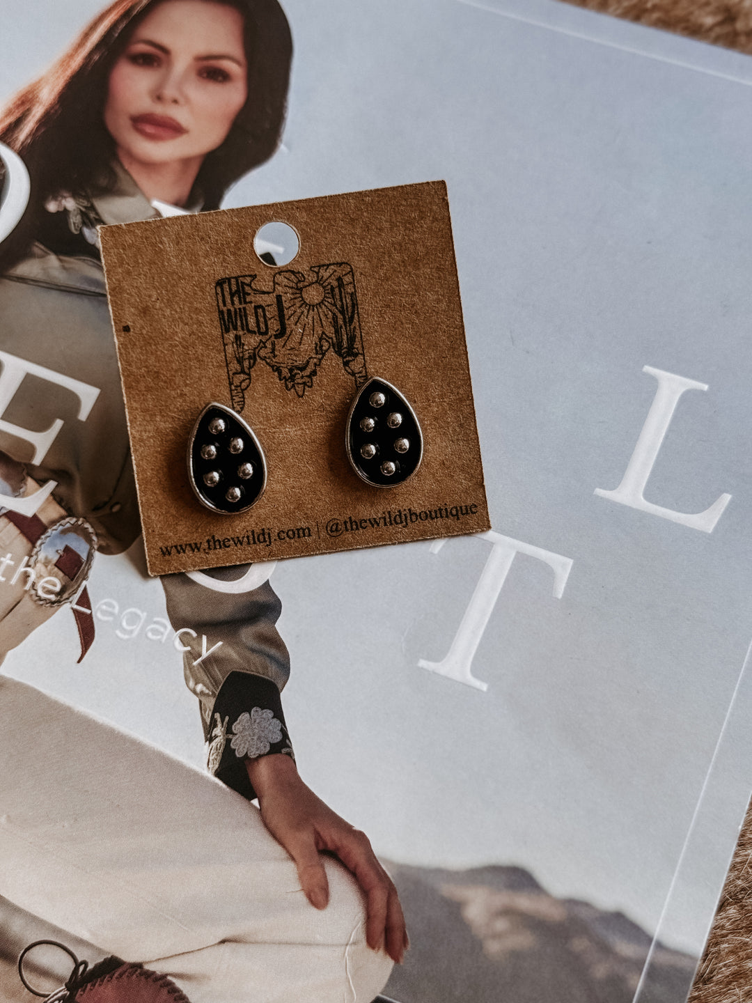 Mini brincos em formato de gota de lágrima com bolhas