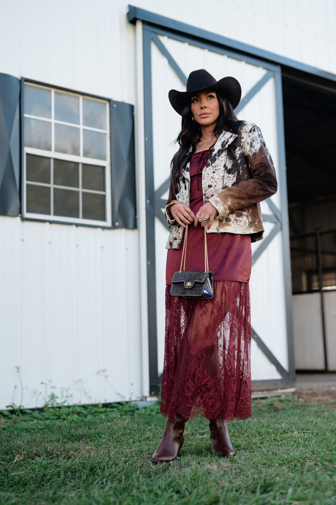 Vestido longo de renda e cetim bordô