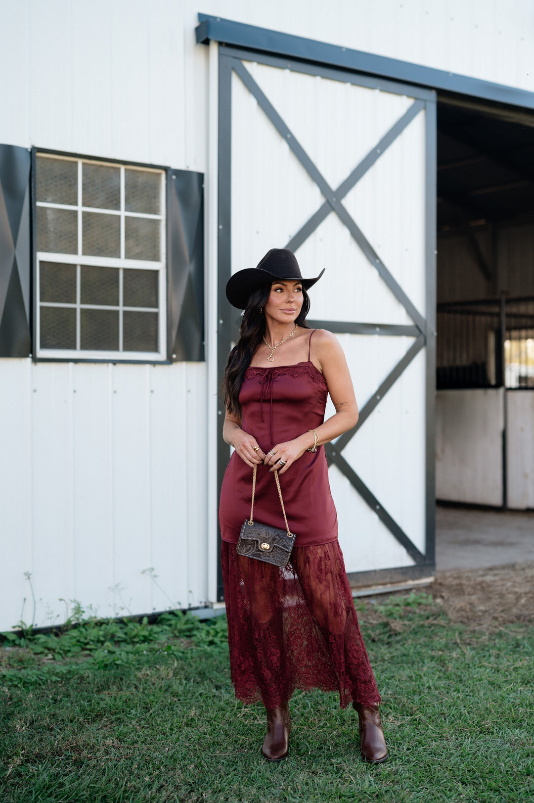 Vestido longo de renda e cetim bordô