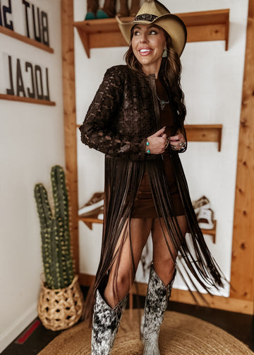Model wearing brown suede fringe duster with cowgirl hat and boots – The Wild J
