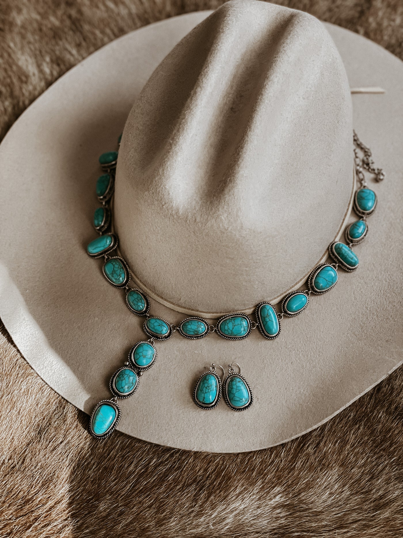 Conjunto de collares de senderos de color turquesa